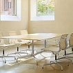 Aluminium Group Side Chair in einem Büro.