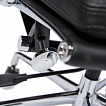 Gestell aus Aluminiumdruckguss, hochglanzpoliert und verchromt.