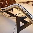 Le Corbusier Lounge in Pony, das Untergestell und das verchromte Rohr.