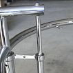 EG 777 Tisch, hat einen schmalen Metallsteg, EG 778 (empfehlen wir) hat einen breiten polierten, gusseisenen Steg und ist verchromt.