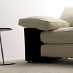 Eileen Gray Lota Sofa, mit einem Beistelltisch. 